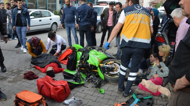 Tokat'ta motosiklet öğrencilere çarptı: 2 yaralı