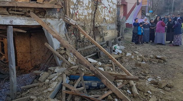 Tokat'ta kullanılmayan iki katlı ahşap ev çöktü: 1 ölü