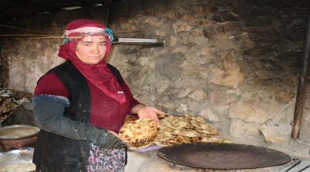 Tandırdan pişirilen ekmeğe ilgi arttı!