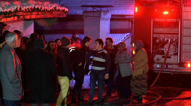 Tosya'da 10 kişinin yaşadığı evde yangın