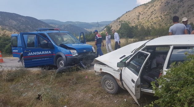 Tosya'da askeri araç ile otomobil çarpıştı