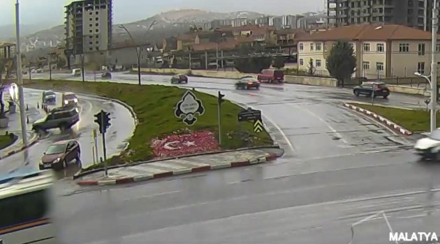 Trafik kazası kameraya yansıdı!