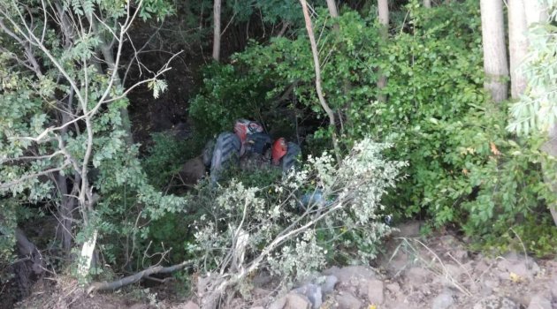 Traktör dereye uçtu: 1 ölü