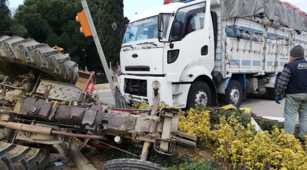 Traktör ile kamyon çarpıştı: 1 yaralı