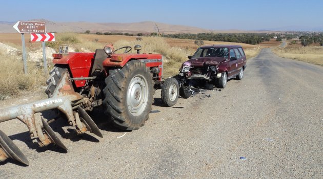 Traktörle otomobil çarpıştı: 2 yaralı