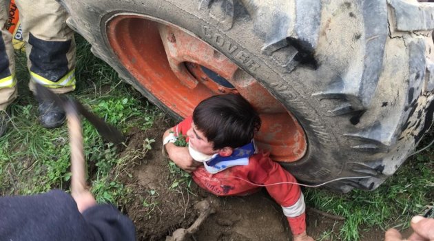 Traktörün tekerinde sıkışan çocuğu AKS ekipleri kurtardı