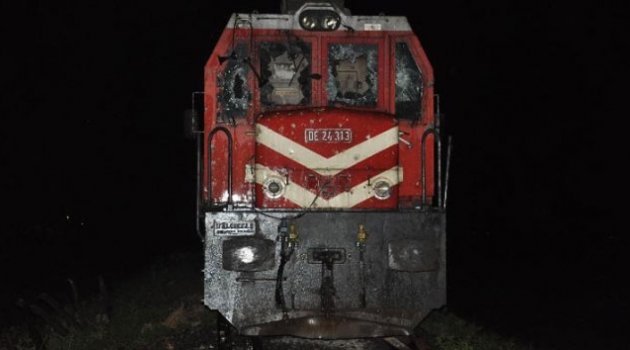 Tren otomobile çarptı: 4 ölü, 3 yaralı