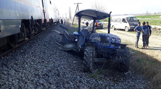 Trenin çarptığı traktör sürücüsü kendini yere atarak hayatta kaldı