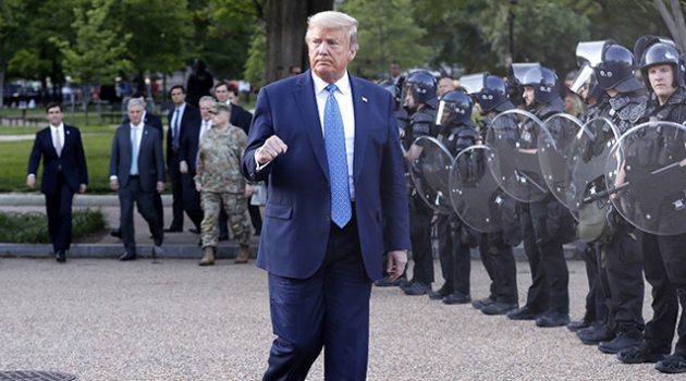 Trump protestoların ortasında Beyaz Saray'dan yürüyerek çıktı