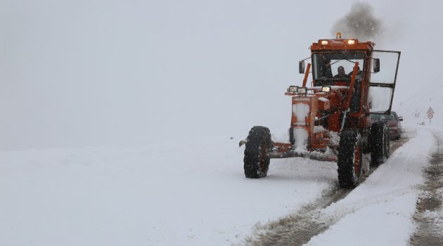 Tunceli'de kar yağışı etkili oldu 32 köy yolu kapandı