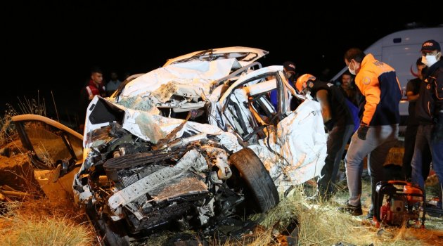 Tunceli'de tır ile hafif ticari araç çarpıştı: 4 ölü
