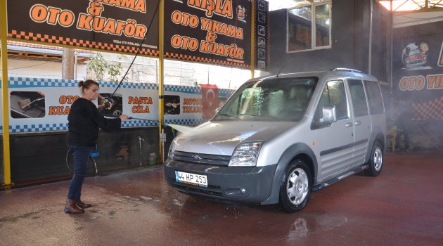 Dört yıldır oto yıkama işi yapıyor