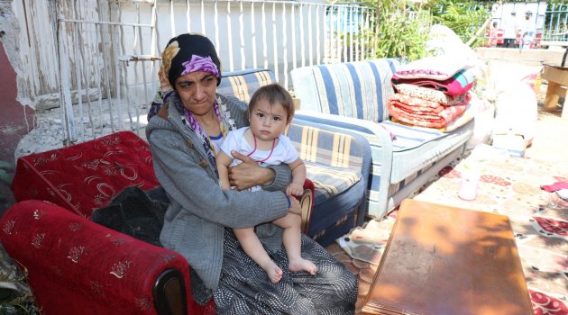 Üç çocuğuyla sokakta kaldı