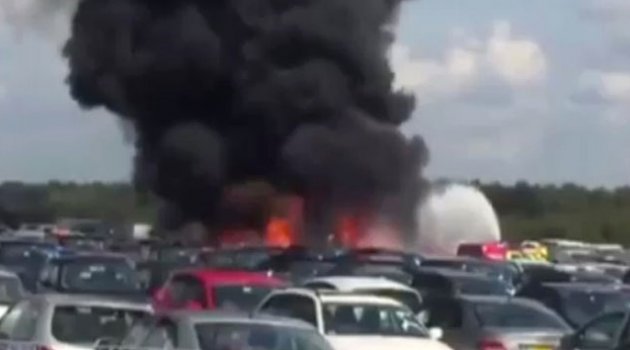 Uçak araba pazarına düştü: 4 ölü