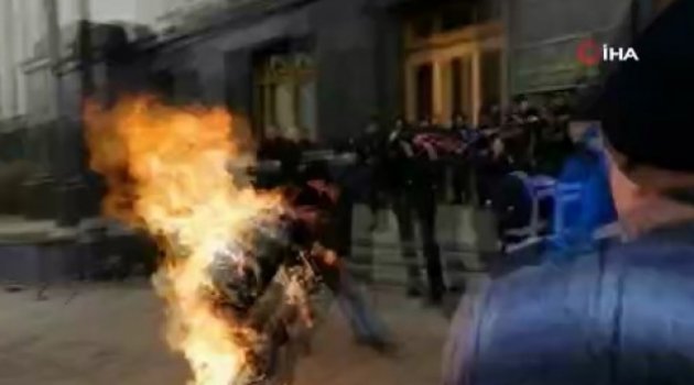 Ukrayna'da bir gösterici kendini ateşe verdi