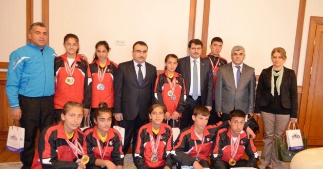 VALİ ŞAHİN ŞAMPİYONLARI KABUL ETTİ