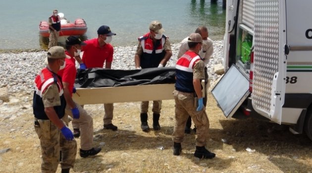 Van Gölü'nde batan tekneden cesetler çıkarılıyor