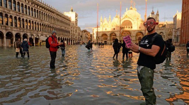 Venedik'te tarihi San Marco Meydanı sular altında kaldı
