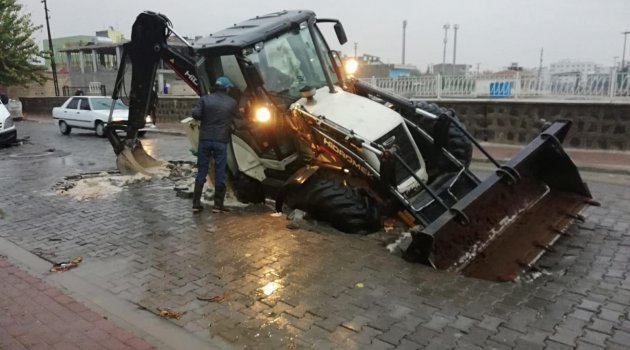 Viranşehir'de sağanak yağmurdan yol çöktü