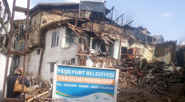 Yangında 5 ev küle döndü