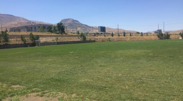 Yeşilyurt Belediyespor çimleri kuruyan sahadaki çalışmasını yarıda bıraktı
