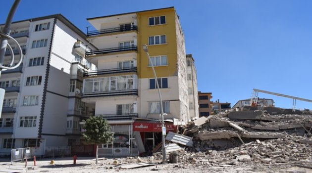 Yıkımı yapılan 6 katlı bina çöktü!