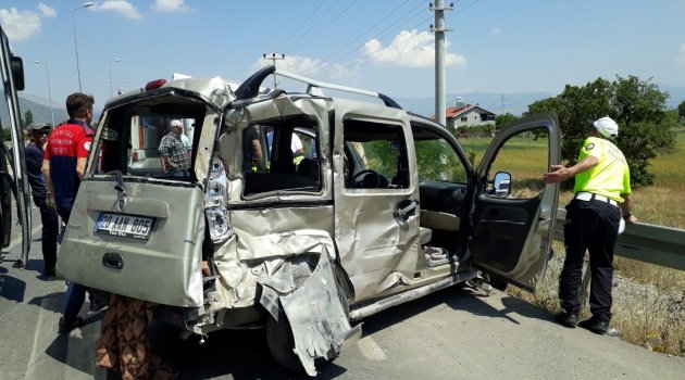 Yolcu midibüsü ile ticari araç çarpıştı: 3 yaralı