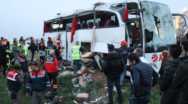 Yolcu otobüsü devrildi: 4 ölü, 34 yaralı