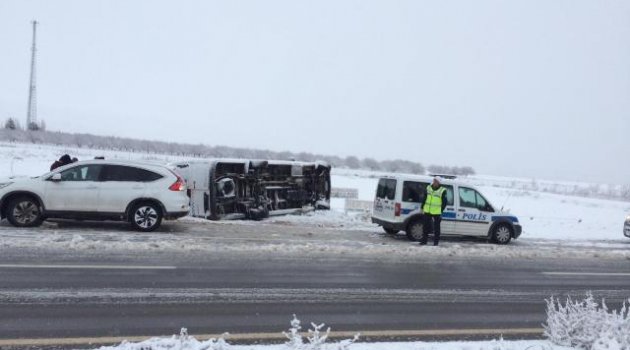 Yolcu otobüsü devrildi: 8 yaralı