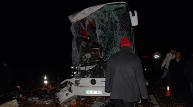 Yolcu otobüsü kamyonla çarpıştı: 2 ölü, 13 yaralı!