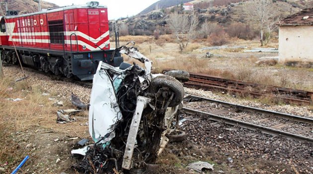 Malatya'da Yük treni otomobile çarptı: 1 yaralı