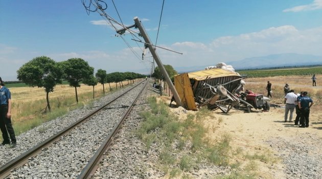 Tren traktöre çarptı: 1 ölü 2 yaralı