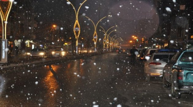 Yüksekova'da Lapa Lapa Yağan Kar Yağışı Şaşırttı
