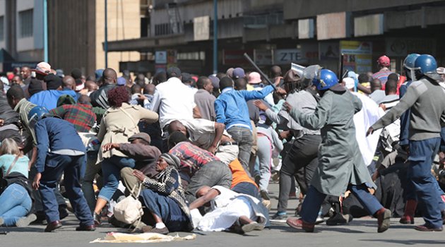 Zimbabve'de protestoculara polis şiddeti
