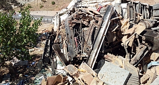 Arı kovanı yüklü kamyon devrildi: 3 ölü 