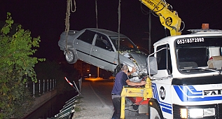 Otomobil sulama kanalına uçtu! 