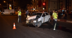 Sivil ekip aracı kaza yaptı 1 polis yaralı