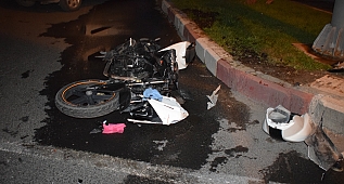 Otomobille çarpışan motosiklet hurdaya döndü