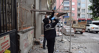 İnşaatta iskeleden düşen işçi yaralandı