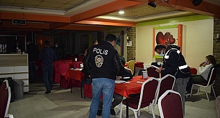 Yasağı delip eğlence mekanında yakalandılar 