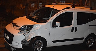 Hafif ticari araçla motosiklet çarpıştı!