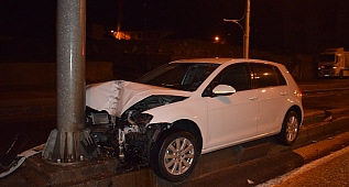 Otomobil yön tabelası direğine çarptı