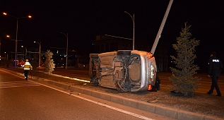 Refüje çarpan otomobil takla attı!