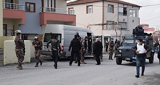 Aranan şüpheli polise ateşle karşılık verdi 