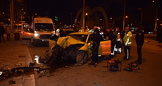 Otomobil direğe çarptı sürücü öldü! 