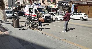 Otomobil ile motosiklet çarpıştı!