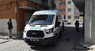 Elbise dolabına kendini astı! 