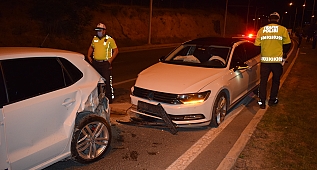 İki otomobil çarpıştı: 3 yaralı!