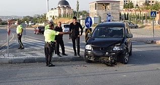 İki araç çarpıştı biri hurdaya döndü!