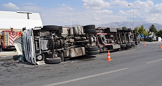 İplik yüklü tır devrildi: 1 yaralı